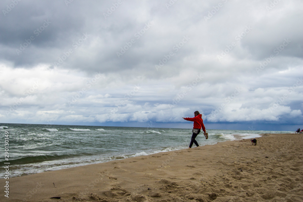 Młoda dziewczyna nad morzem bałtyckim