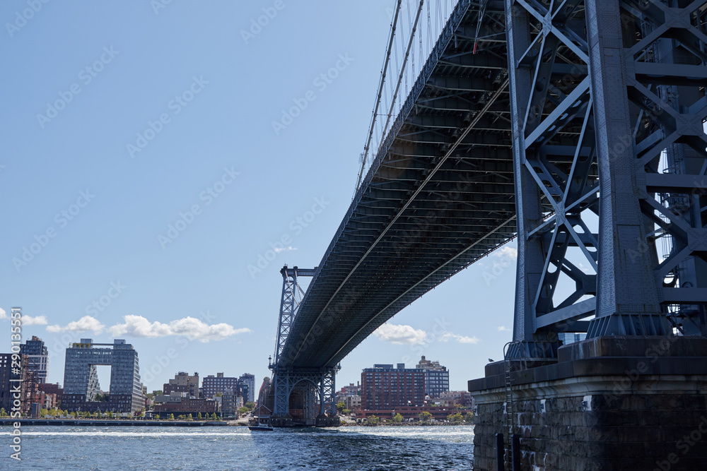 Fototapeta premium Manhattan bridge from below