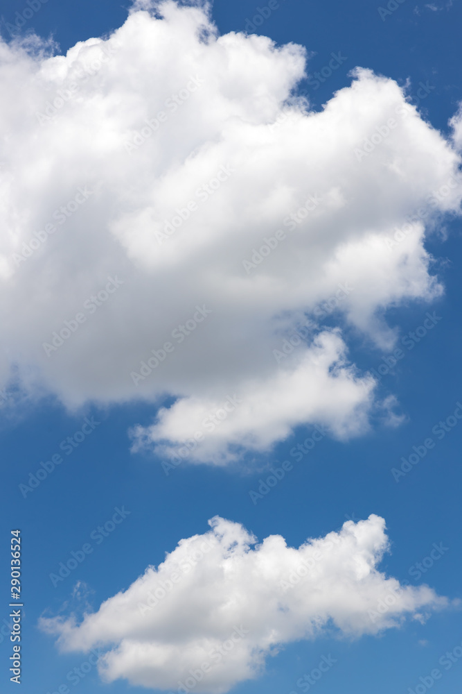 Obraz premium Blue sky with clouds background.Sky daylight. Natural sky composition. Element of design.