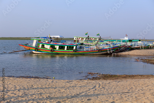 Schiffe auf dem Irawadi in Myanmar © Andreas Edelmann