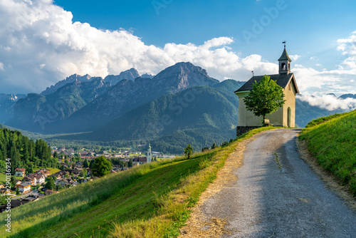 Abendstimmung über dem Südtiroler Ort Toblach