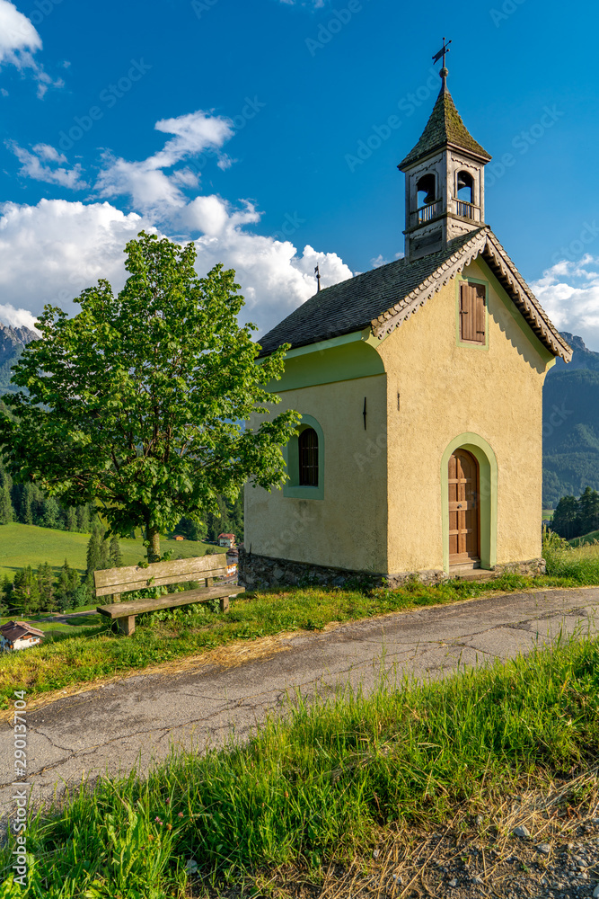 Fototapeta premium Die Kapelle zum Leiden Christi im Südtiroler Ort Toblach