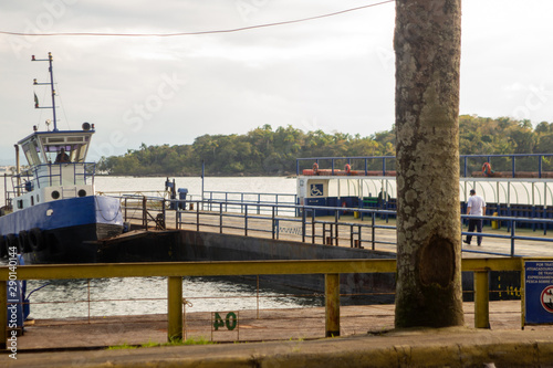 Ferry-Boat travessia da baia de Guaratuba - Paraná - Brasil levando carros e pessoas © EstúdiosFreeDomArtes