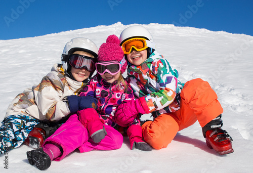 kids in alpin ski resort