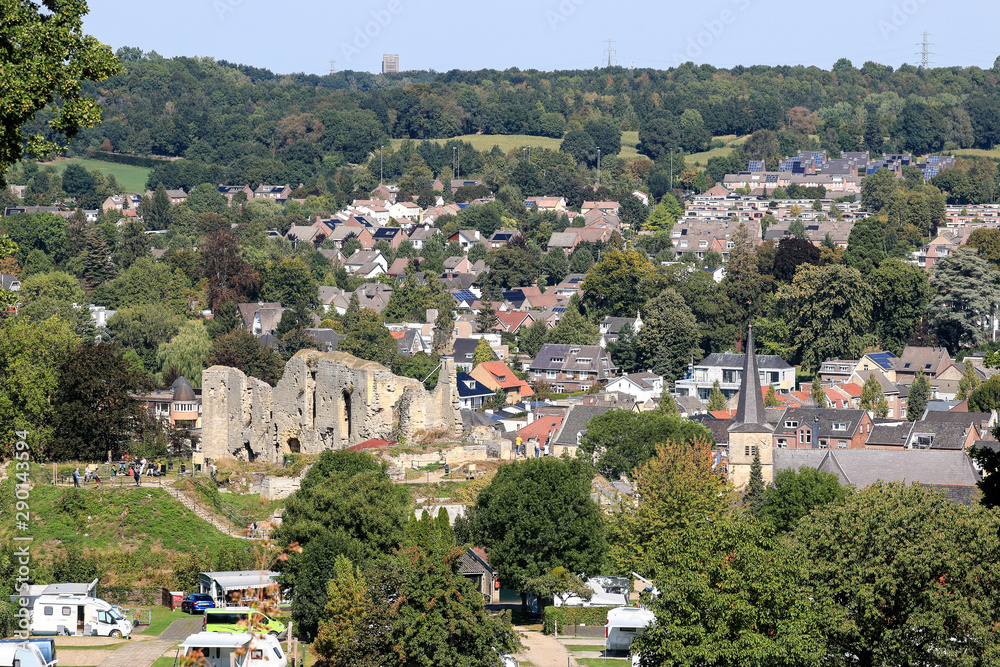 Blick auf Valkenburg und die Ruine der Höhenburg in Limburg, Niederlande Blick auf Valkenburg und die Ruine der Höhenburg in Limburg, Niederlande