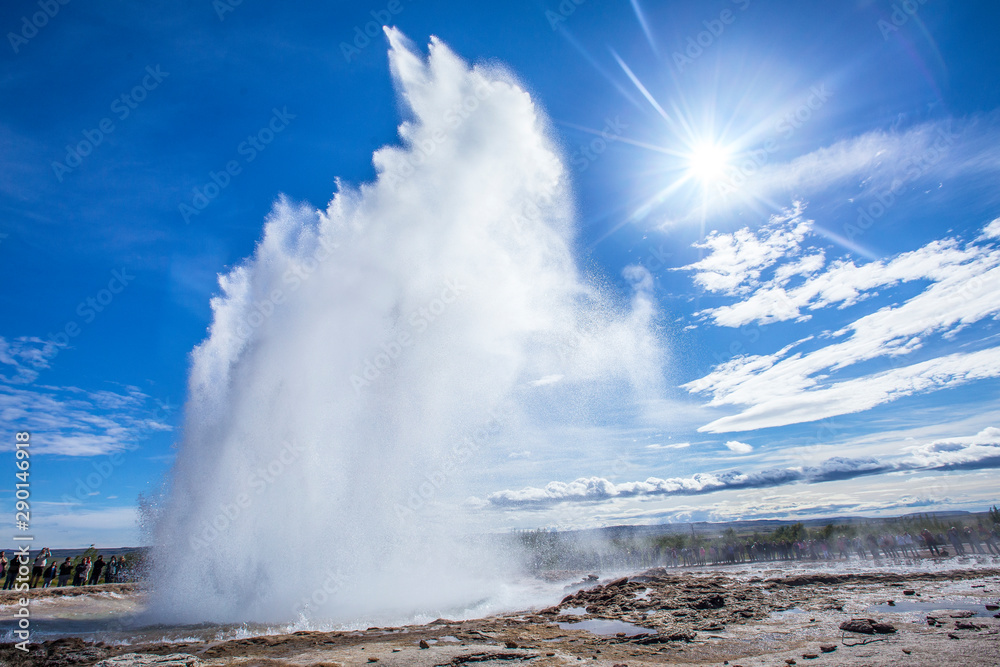 Obraz premium Geysir Strokkur w pełnej erupcji, seria zdjęć 04. Islandia