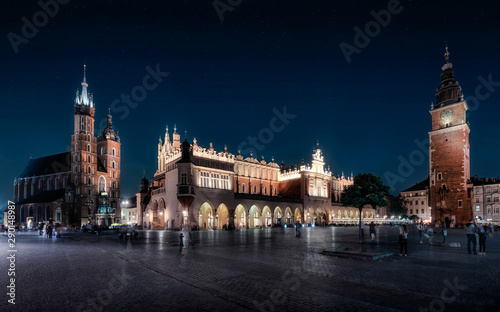 Kraków nocą - Sukiennice i Wieża Mariacka i Ratuszowa, w Polsce, Europie (Kraków, Kraków)