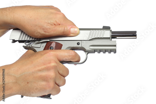 main armant un pistolet isolée sur fond blanc