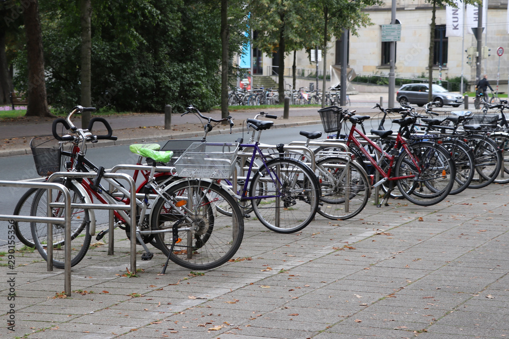 Fahrräder am Fahrradständer in Innenstadt, abgeschlossen