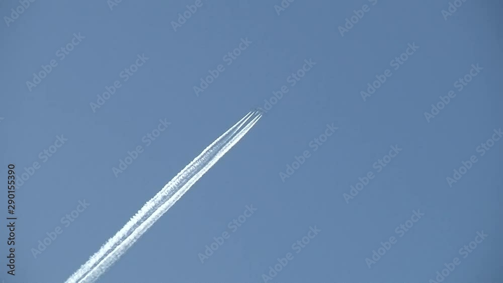 Ein Flugzeug mit Kondensstreifen am tiefblauem Himmel Ein Flugzeug mit Kondensstreifen am tiefblauem Himmel