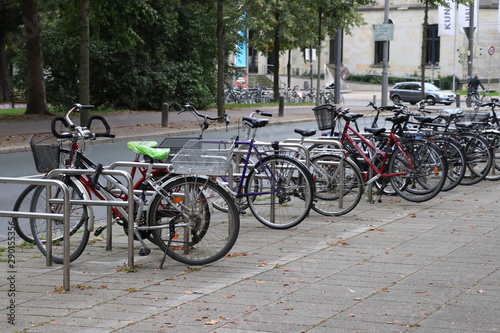 Fahrräder am Fahrradständer in Innenstadt, abgeschlossen