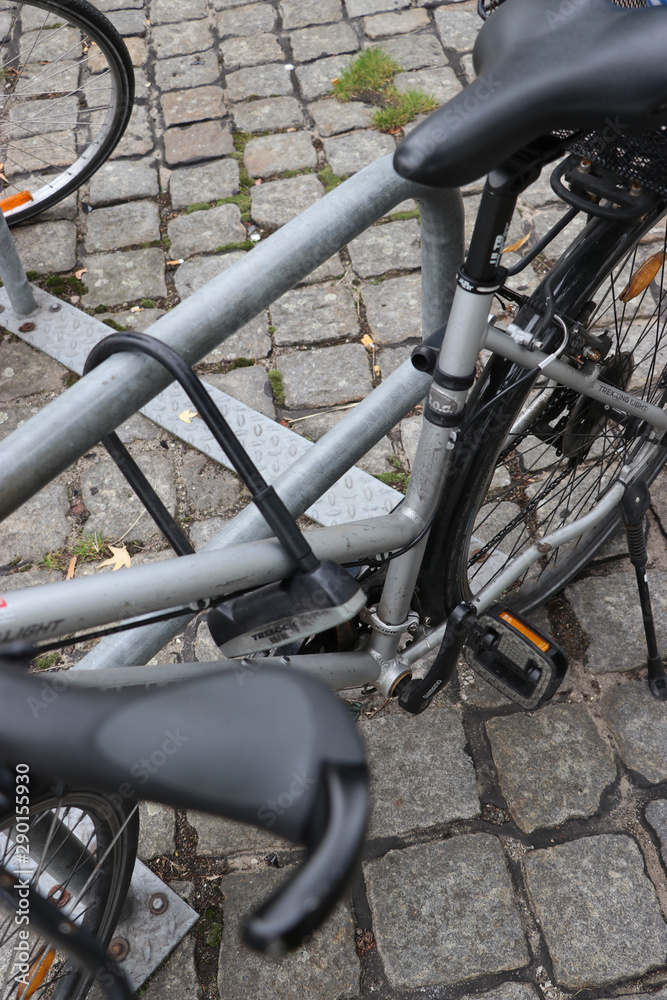 Fahrrad mit Bügelschloss am Fahrradständer in Innenstadt, Fahrrad mit Bügelschloss am Fahrradständer in Innenstadt,