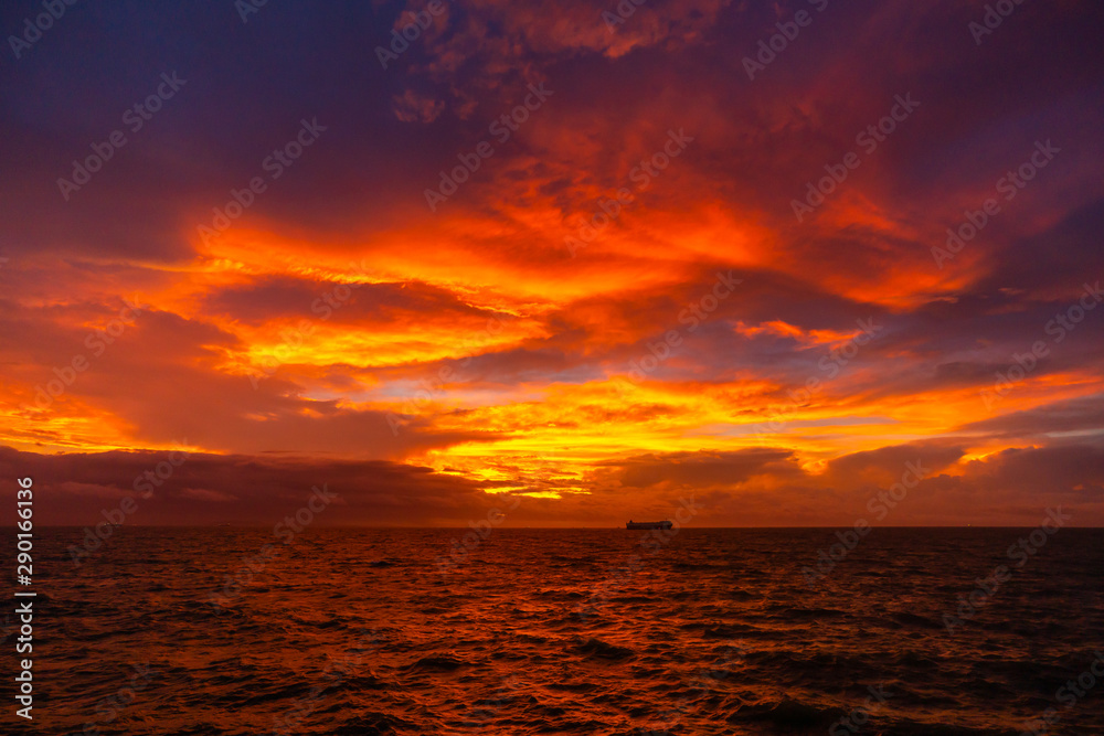 夜明け前の海にひろがる朝焼けの空DSC2932