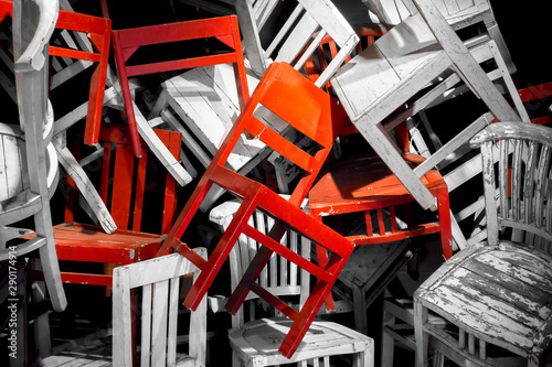 Drewniane krzesła. Znakomity czerwony krzesło z czerni i bieli Stos krzeseł. Krzesła koncepcyjne.