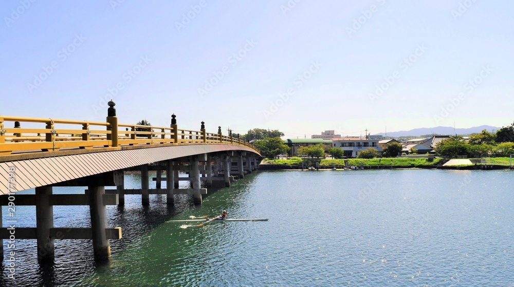 瀬田の唐橋とボートを漕ぐ若者、夏、滋賀県、日本