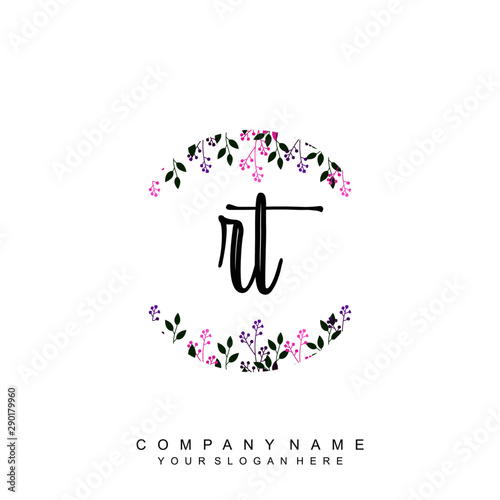 letter RT surrounded by beautiful and elegant flowers and leaves. Wedding monogram logo template. Fashion Logo template Vectors,