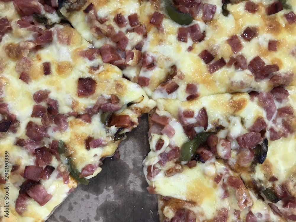 Delicious cheese pizza with ham and green peppers Delicious cheese pizza with ham and green peppers