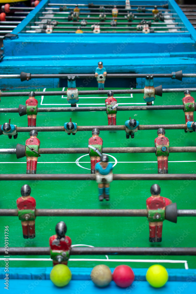 Mesa de futbolito de madera, colocado en ferias de México. Ya es un