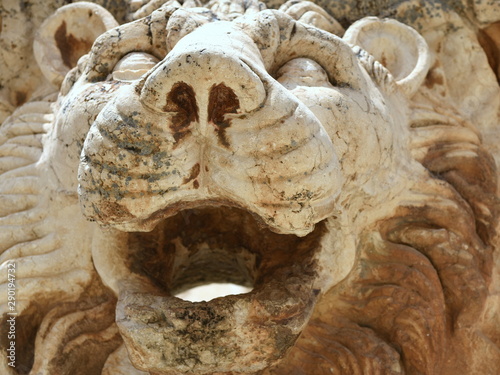 Löwenkopf mit geöffnetem Maul an einer Fassade in Baalbeck