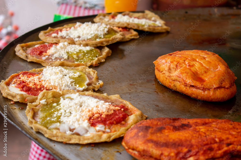 Comida mexicana: comal con sopes con queso y salsa picante, más pambazos. Son antojitos, usualmente comida callejera Comida mexicana: comal con sopes con queso y salsa picante, más pambazos. Son antojitos, usualmente comida callejera