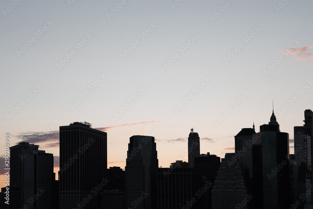Fototapeta premium Cityscape of new york city at sunset