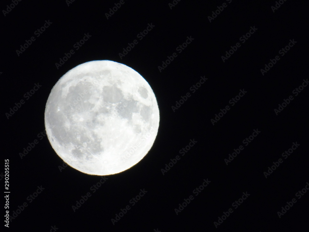Obraz premium An amazing photography of the full moon over the city of Genova by night with a great clear sky in background and some stars