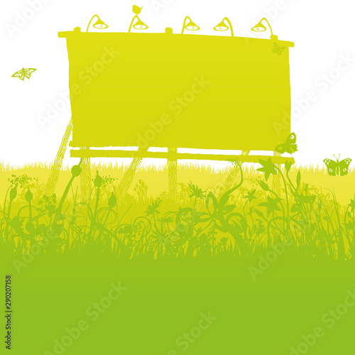 Alte ungenutzte Plakatwand im dichtem Gras
