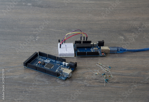 Arduini, prototyping plateau, resistors and registry photo