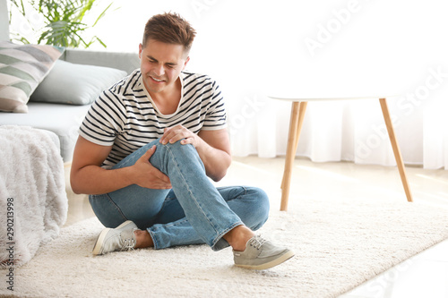 Young man experiencing acut...