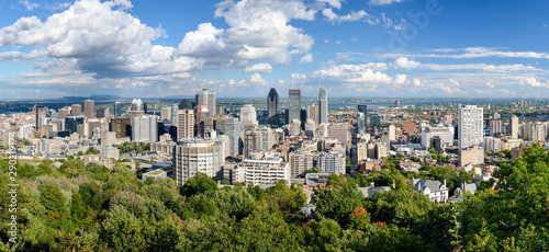Panoramic view of Montreal skyline from the Mount Royal overlook. © Tommy Larey