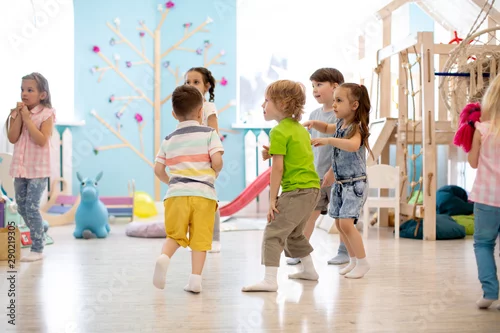 Obraz Dzieci w wieku przedszkolnym biegają, bawią się w gry edukacyjne w przedszkolu lub przedszkolu