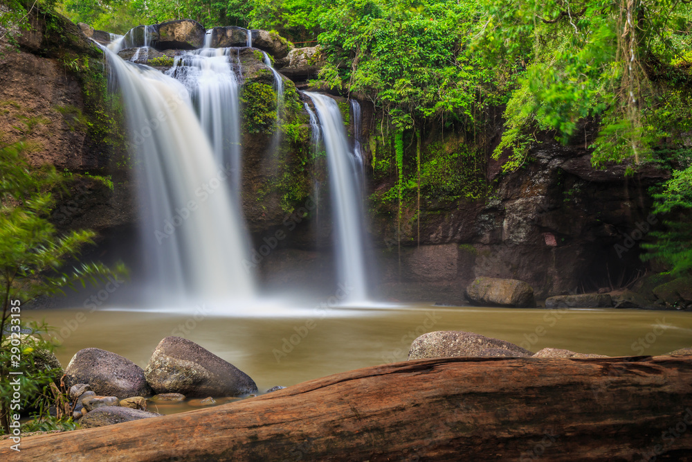 Obraz premium Beautiful landscape of Heaw Suwat waterfall in Khaoyai National Park,Thailand