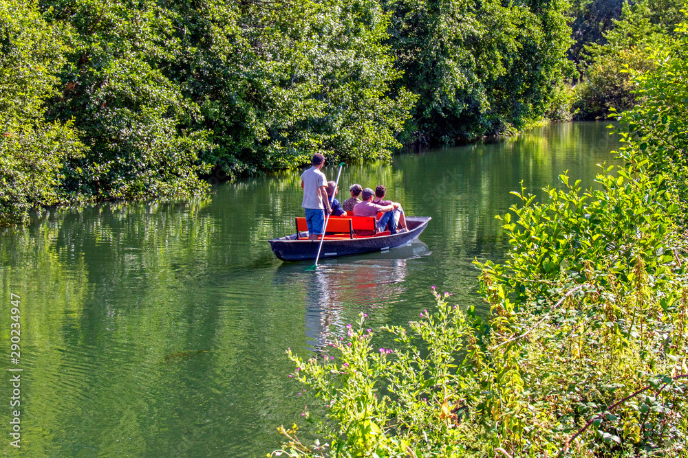 Promenade en barque dans le Marais poitevin Promenade en barque dans le Marais poitevin