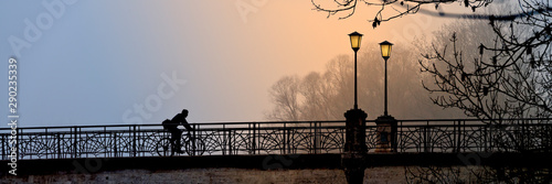 Fahrrad in Morgendämmerung auf  Brücke