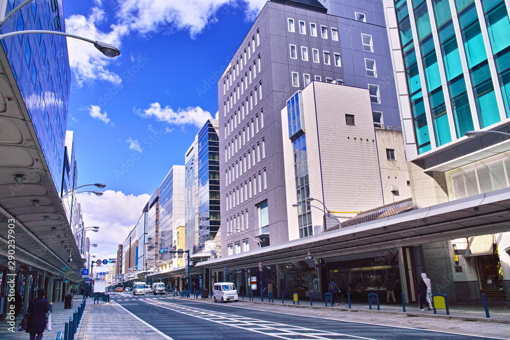Obraz premium 京都市四条河原町の四条通りの景観