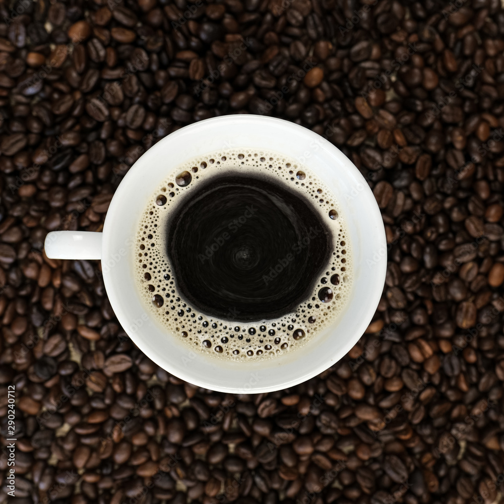 Fototapeta premium Black coffee, Espresso in a cup of coffee and coffee beans background.
