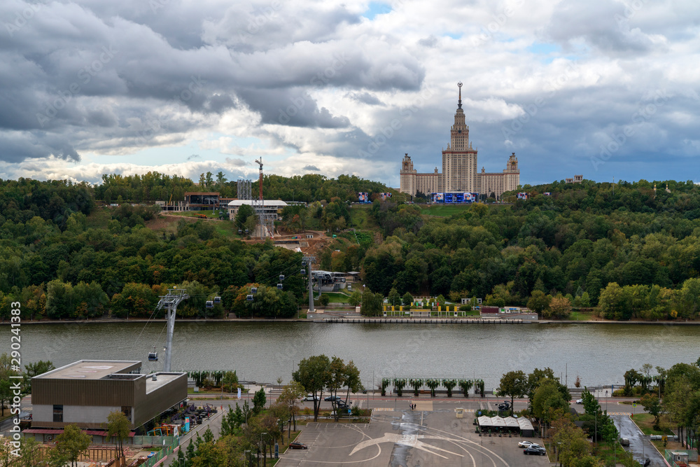 Fototapeta premium Московский университет на Воробъевый горах. Панорама с крыши стадиона Лужники.