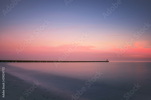 ruhige Ostsee in der Morgendämmerung