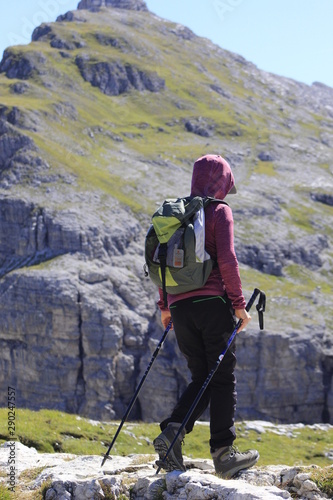 Persona fa trekking in montagna camminando sulle Alpi dolomiti