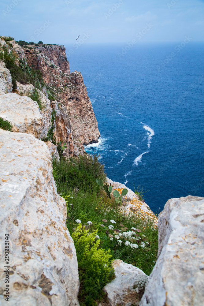 Scogliera con un mare blu di Formentera, Far cap de Barbaria, Spagna