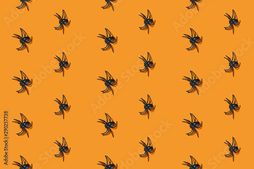 Little black spiders laid in rows © Freepik