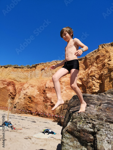 Paysage de bretagne - enfant jouant sur la plage de la mine d or dans le morbihan