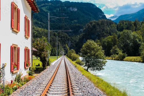 Binari di un trenino proprio sul bordo del fiume a Meiringen in Svizzera
