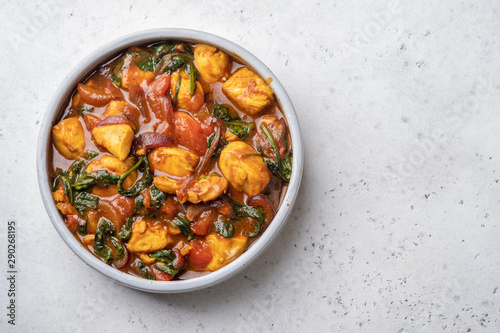 Bombay chicken curry with spinach, tomato and onion