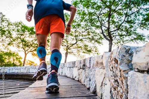 Uomo che corre in un parco cittadino