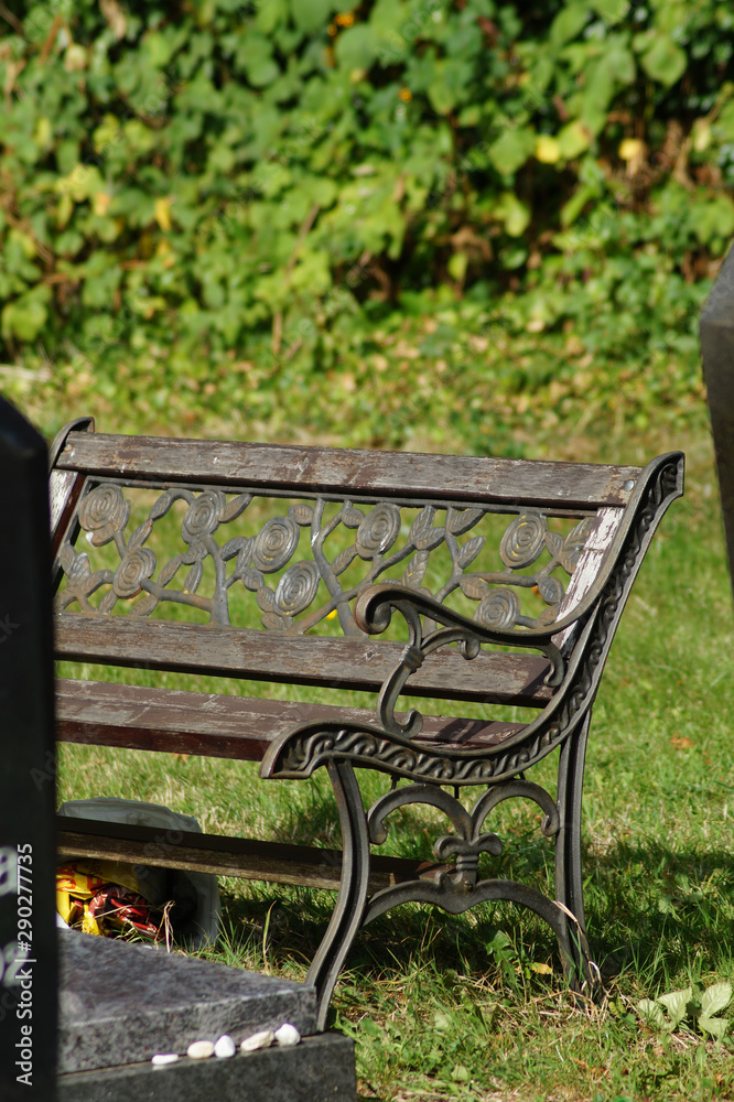 Alte Sitzbank auf dem Jüdischen Friedhof in Mülheim an der Ruhr Alte Sitzbank auf dem Jüdischen Friedhof in Mülheim an der Ruhr
