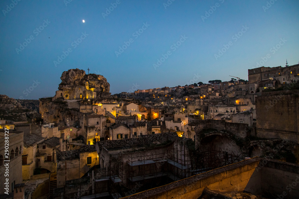 Panorama notturno Sassi di Matera, città della cultura - Italia