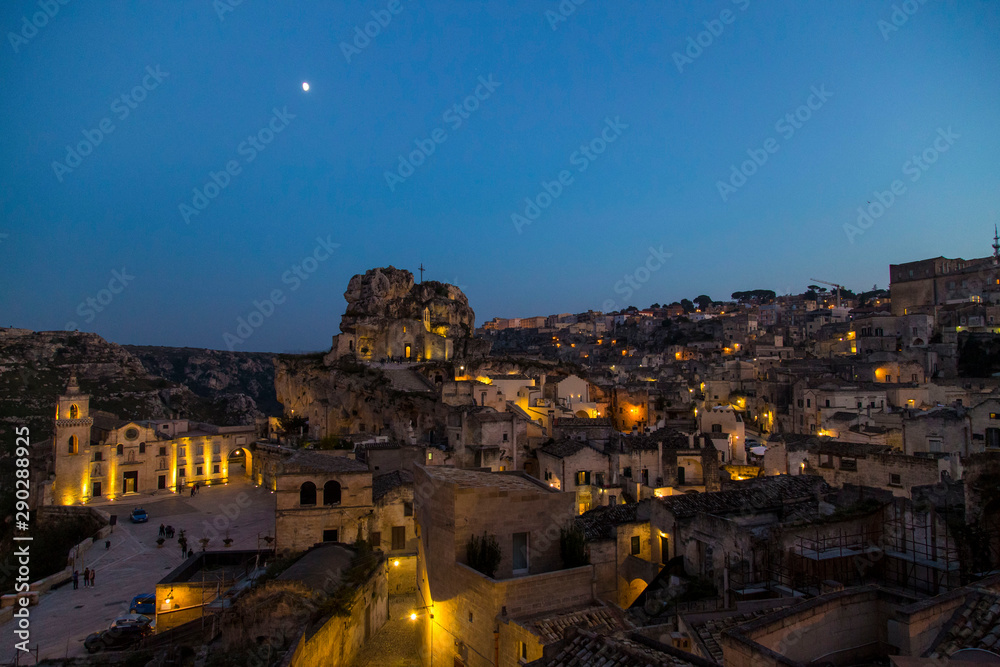 Panorama notturno Sassi di Matera, città della cultura - Italia