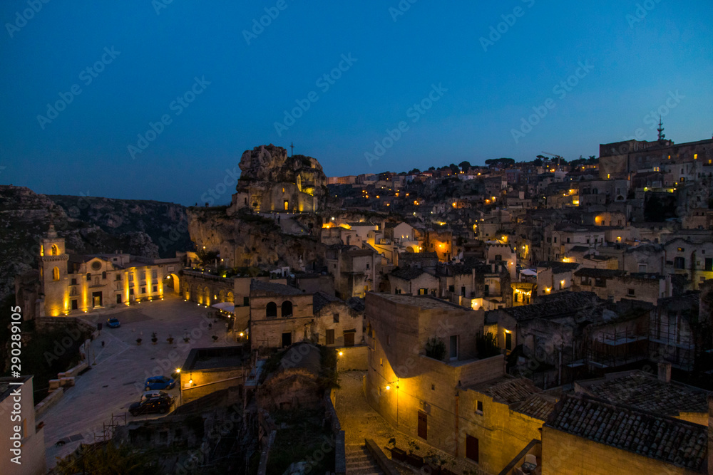 Panorama notturno Sassi di Matera, città della cultura - Italia Panorama notturno Sassi di Matera, città della cultura - Italia
