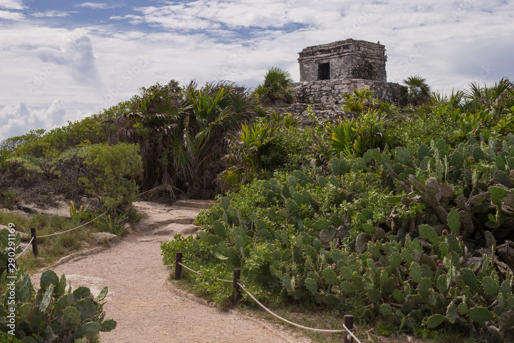 Fototapeta premium Ruinas arqueológicas Mayas en Tulum Mexico
